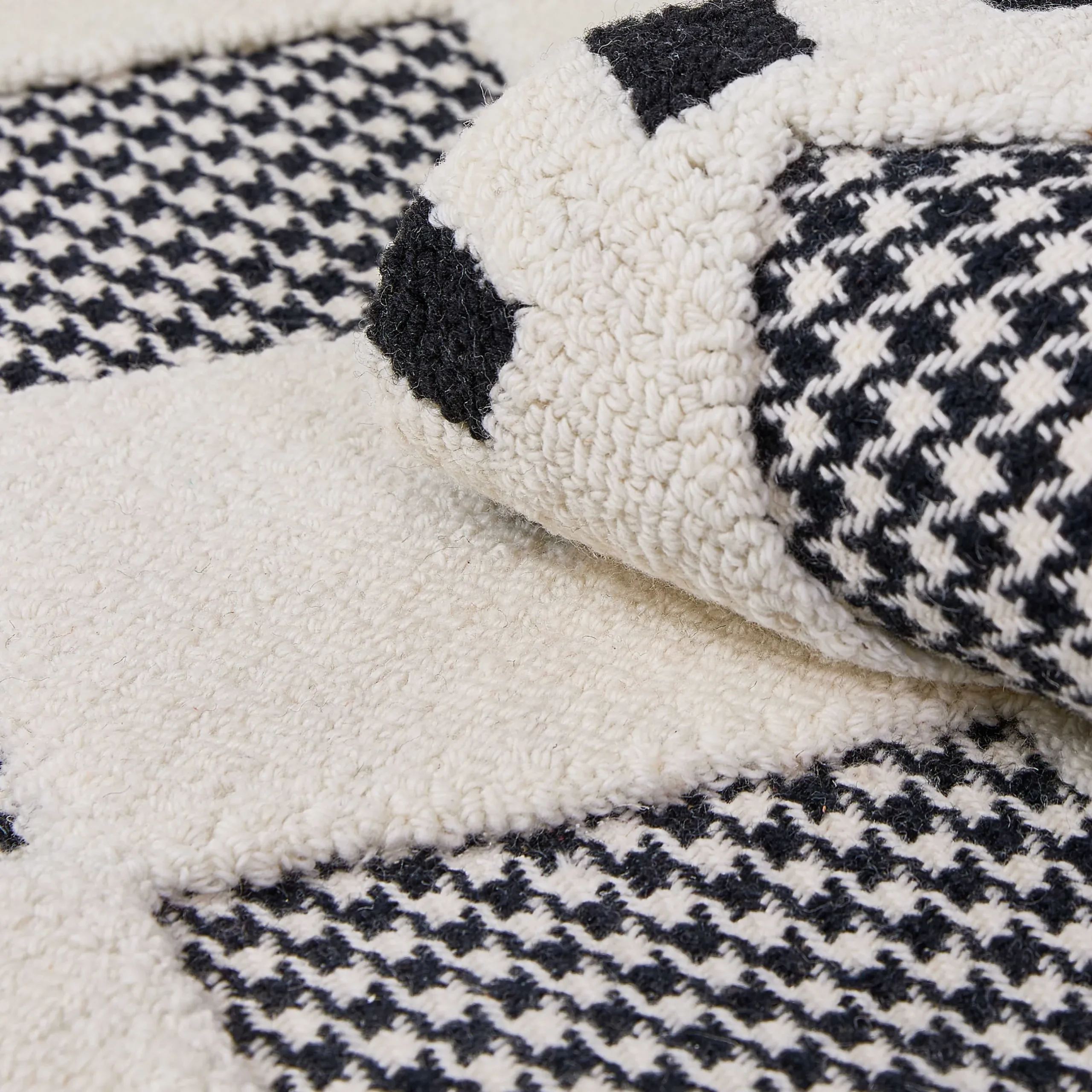 Rugs|MacKenzie-Childs Houndstooth Check Diamond 6' Round Rug